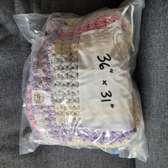 A beautiful crocheted blanket for shall or lap or new born perfect for car pet - Picture 4 of 5